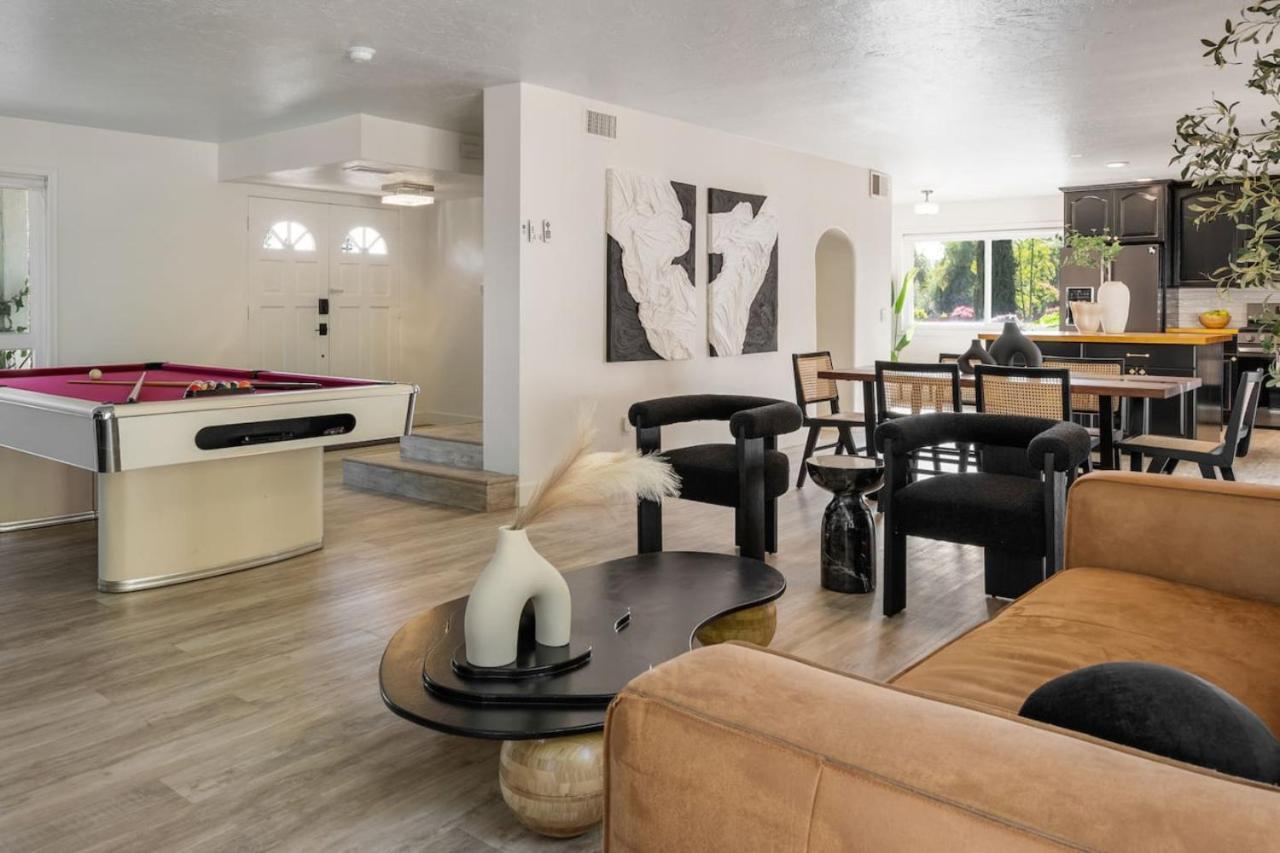 2-story Sanctuary - Spacious Hot Tub - Billiards *