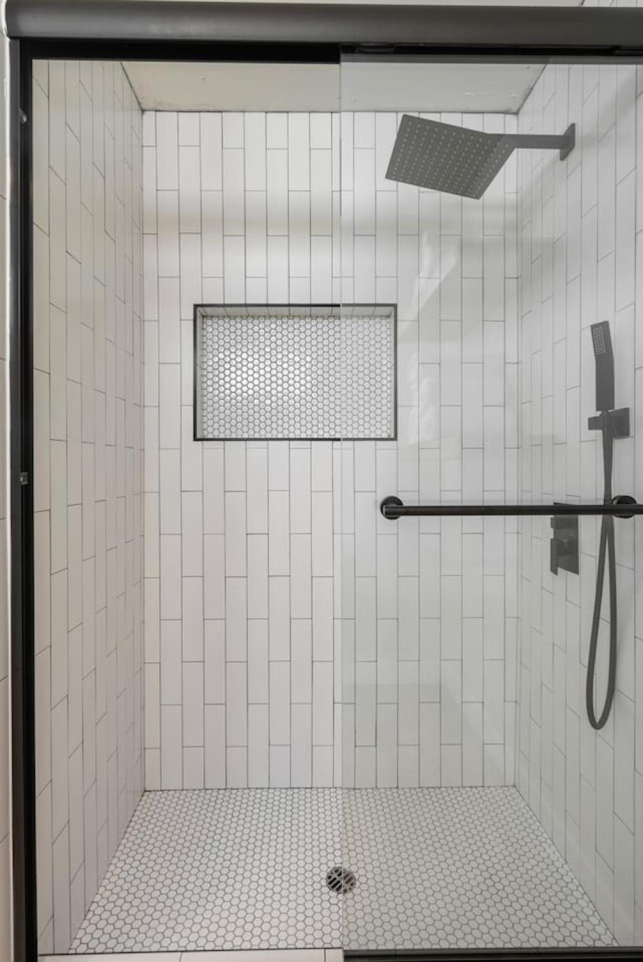 2-story Sanctuary - Spacious Hot Tub - Billiards